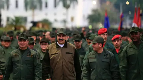 Nicolás Maduro rodeado de militares Nicolás Maduro rodeado de militares
