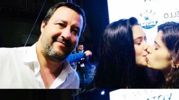 La fotografía de las jóvenes besándose junto a Salvini