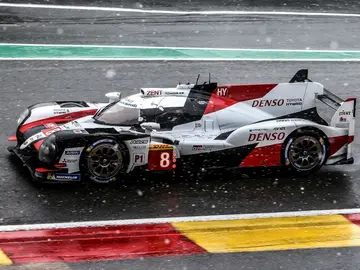 El Toyota de Fernando Alonso bajo la nevada de Spa El Toyota de Fernando Alonso bajo la nevada de Spa