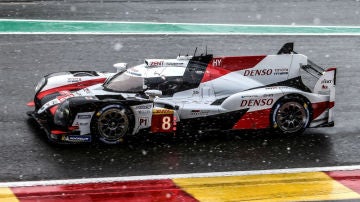 El Toyota de Fernando Alonso bajo la nevada de Spa