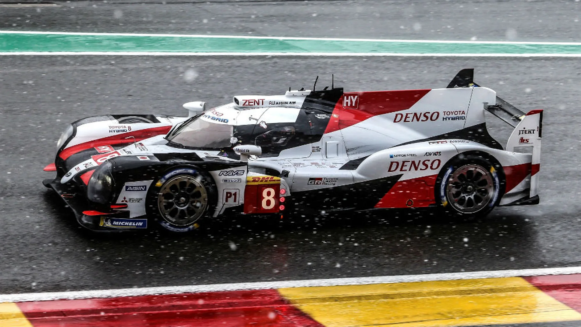 El Toyota de Fernando Alonso bajo la nevada de Spa El Toyota de Fernando Alonso bajo la nevada de Spa