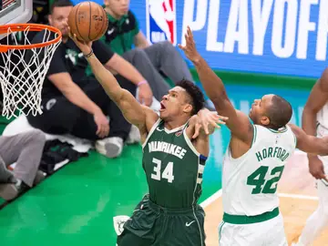 Antetokounmpo intenta anotar ante la defensa de Al Horford Antetokounmpo intenta anotar ante la defensa de Al Horford