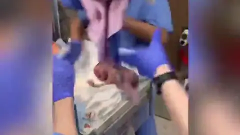 Momento de la caída del bebé Momento de la caída del bebé