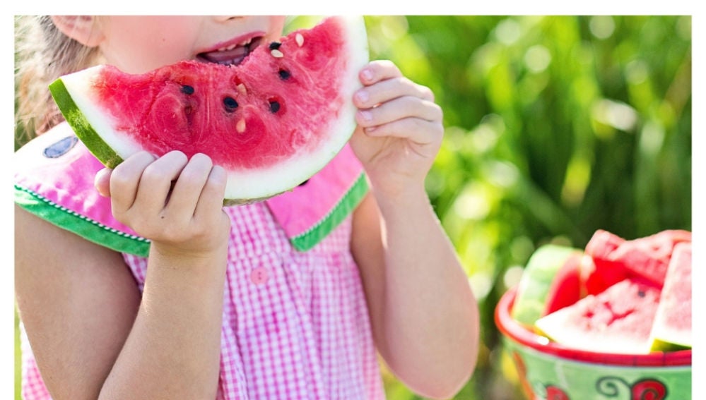 Niña comiendo fruta