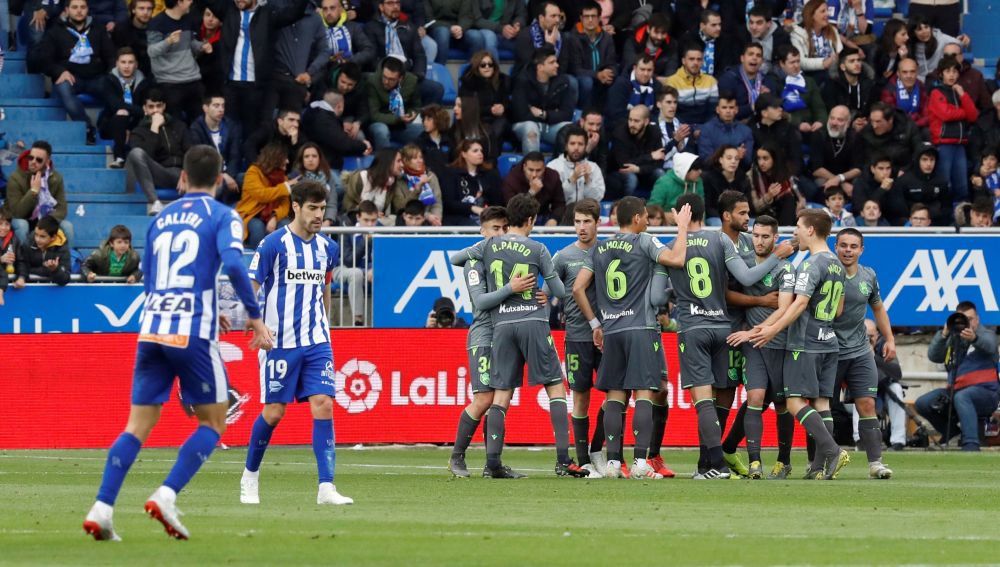 Los futbolistas de la Real Sociedad celebran el gol en Mendizorroza