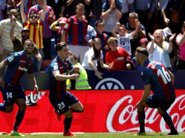 Los jugadores del Levante celebra el gol en el Ciudad de Valencia