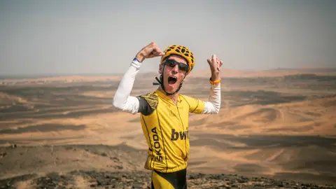 Álex Roca supera la Titan Desert Álex Roca supera la Titan Desert