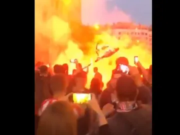 Aficionados graban el último adiós al Vicente Calderón Aficionados graban el último adiós al Vicente Calderón