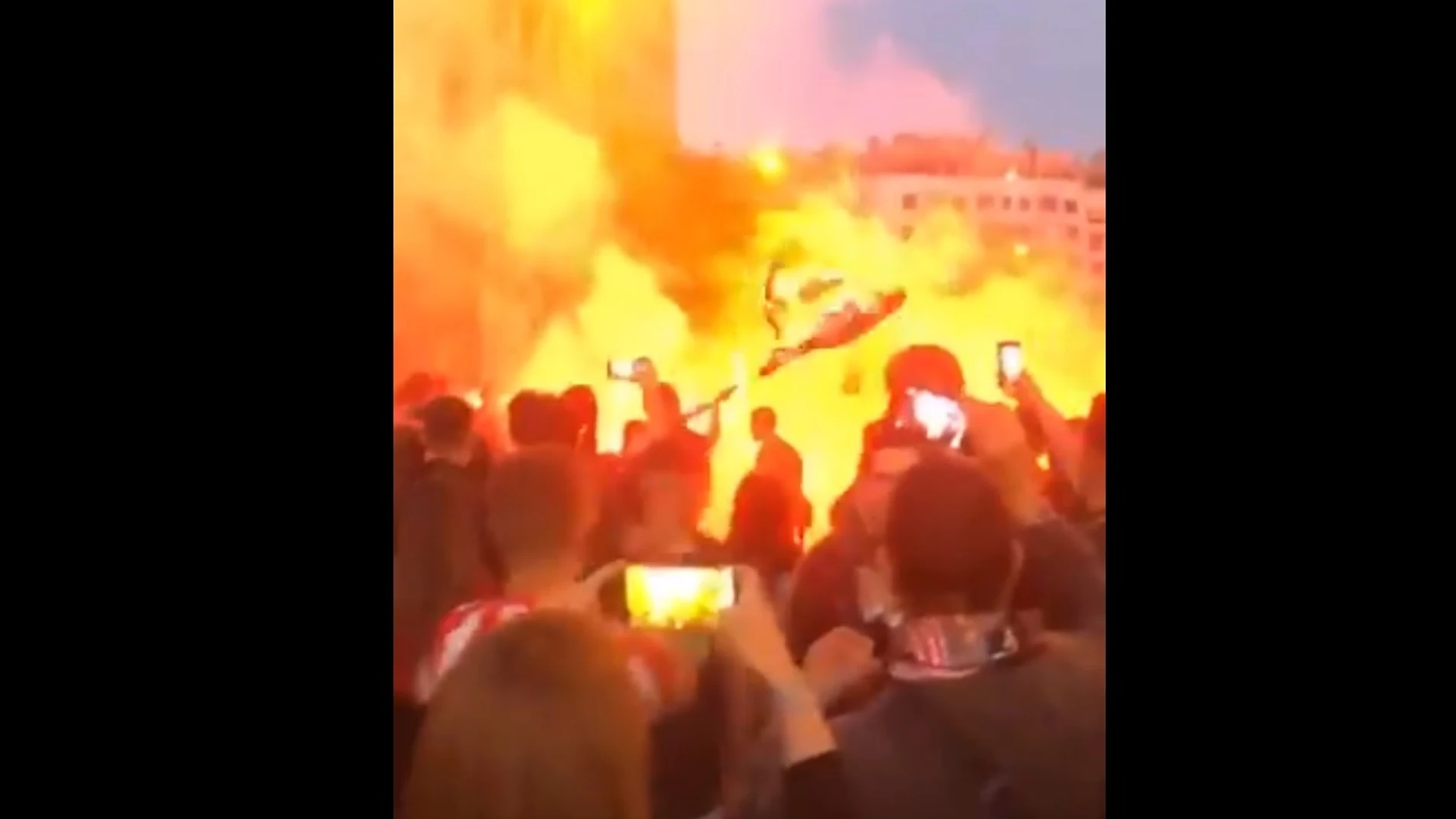 Aficionados graban el último adiós al Vicente Calderón Aficionados graban el último adiós al Vicente Calderón
