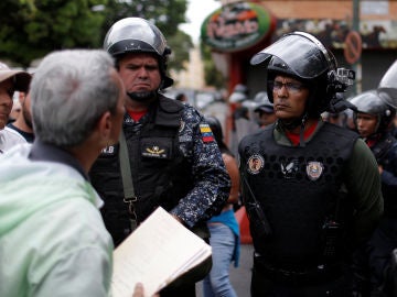 Un ciudadano trata de convencer a los militares para que se rebelen contra Maduro
