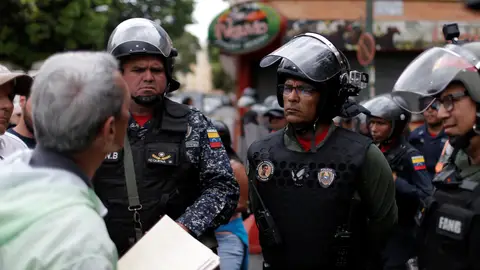 Un ciudadano trata de convencer a los militares para que se rebelen contra Maduro Un ciudadano trata de convencer a los militares para que se rebelen contra Maduro
