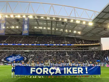 El Oporto homenajea a Iker Casillas tras su infarto El Oporto homenajea a Iker Casillas tras su infarto