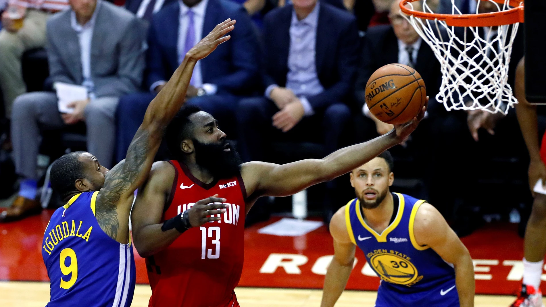 James Harden intenta anotar ante los Warriors James Harden intenta anotar ante los Warriors