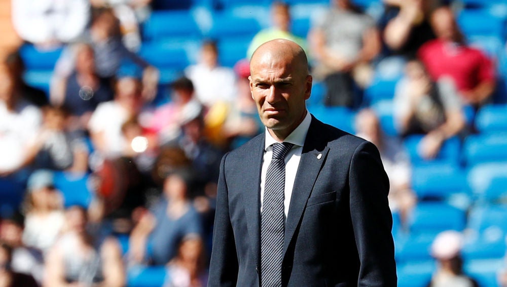 Zinedine Zidane, con gesto serio en la banda técnica