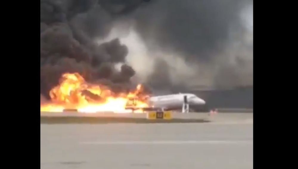 Imagen del avión incendiado en Moscú