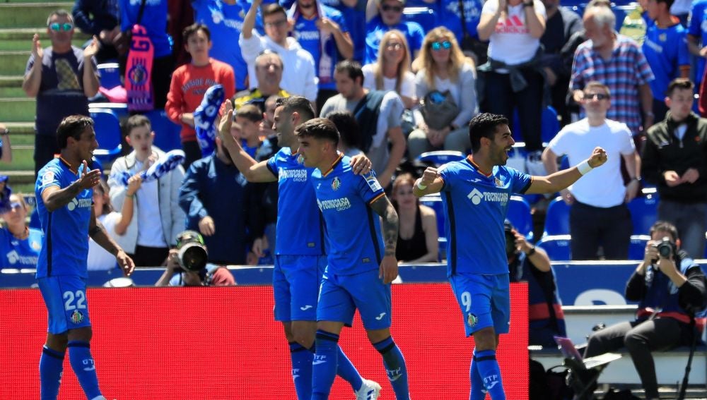 Los futbolistas del Getafe celebran la victoria del equipo azulón