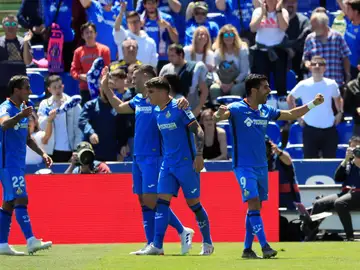 Los futbolistas del Getafe celebran la victoria del equipo azulón Los futbolistas del Getafe celebran la victoria del equipo azulón