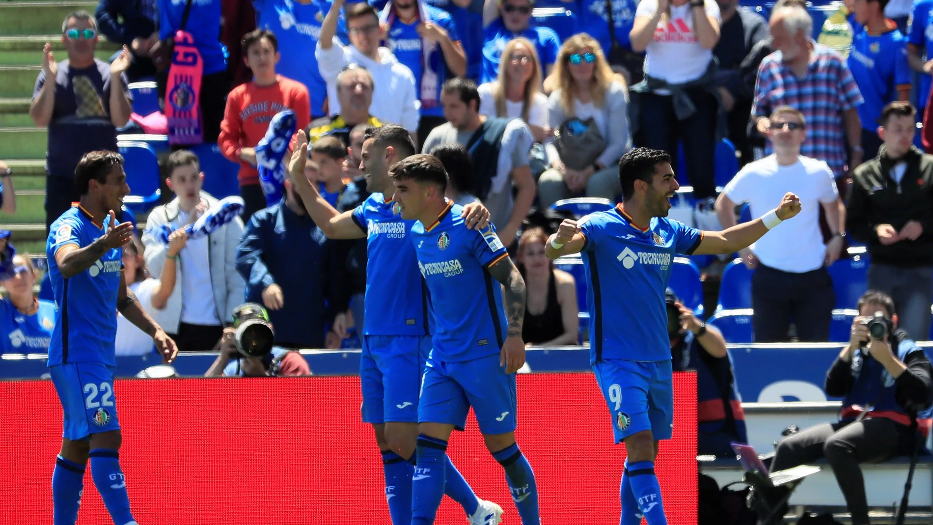Los futbolistas del Getafe celebran la victoria del equipo azulón Los futbolistas del Getafe celebran la victoria del equipo azulón