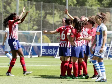 Las jugadoras del Atlético celebran la victoria Las jugadoras del Atlético celebran la victoria