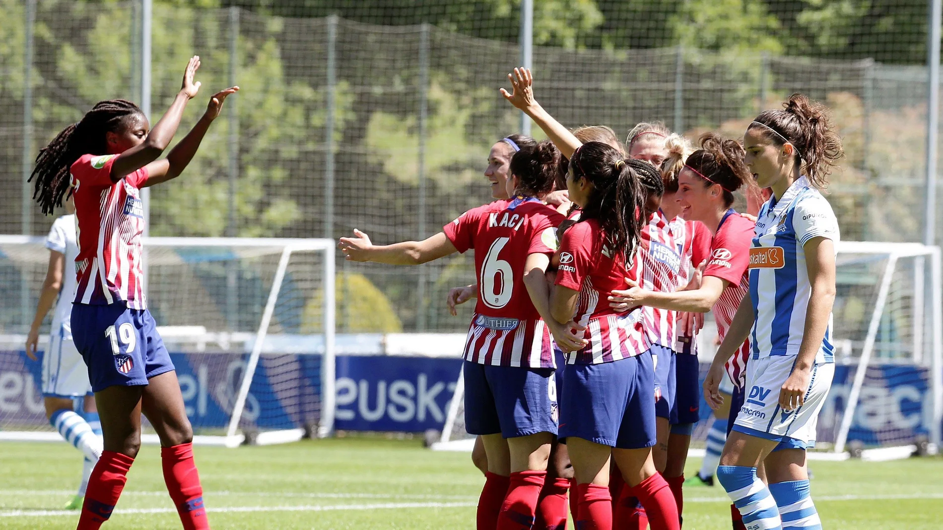 Las jugadoras del Atlético celebran la victoria Las jugadoras del Atlético celebran la victoria