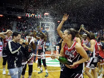 Las jugadoras del Spar CityLift Girona celebran la victoria sobre el Perfumerías Avenida tras el segundo partido de la final de la Liga Día de baloncesto femenino que se jugó esta tarde en el pabellón municipal de Girona-Fontajau Las jugadoras del Spar CityLift Girona celebran la victoria sobre el Perfumerías Avenida tras el segundo partido de la final de la Liga Día de baloncesto femenino que se jugó esta tarde en el pabellón municipal de Girona-Fontajau