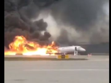 Noticias fin de semana (05-05-19) Al menos 13 muertos en el incendio de un avión aterrizado de emergencia en Moscú