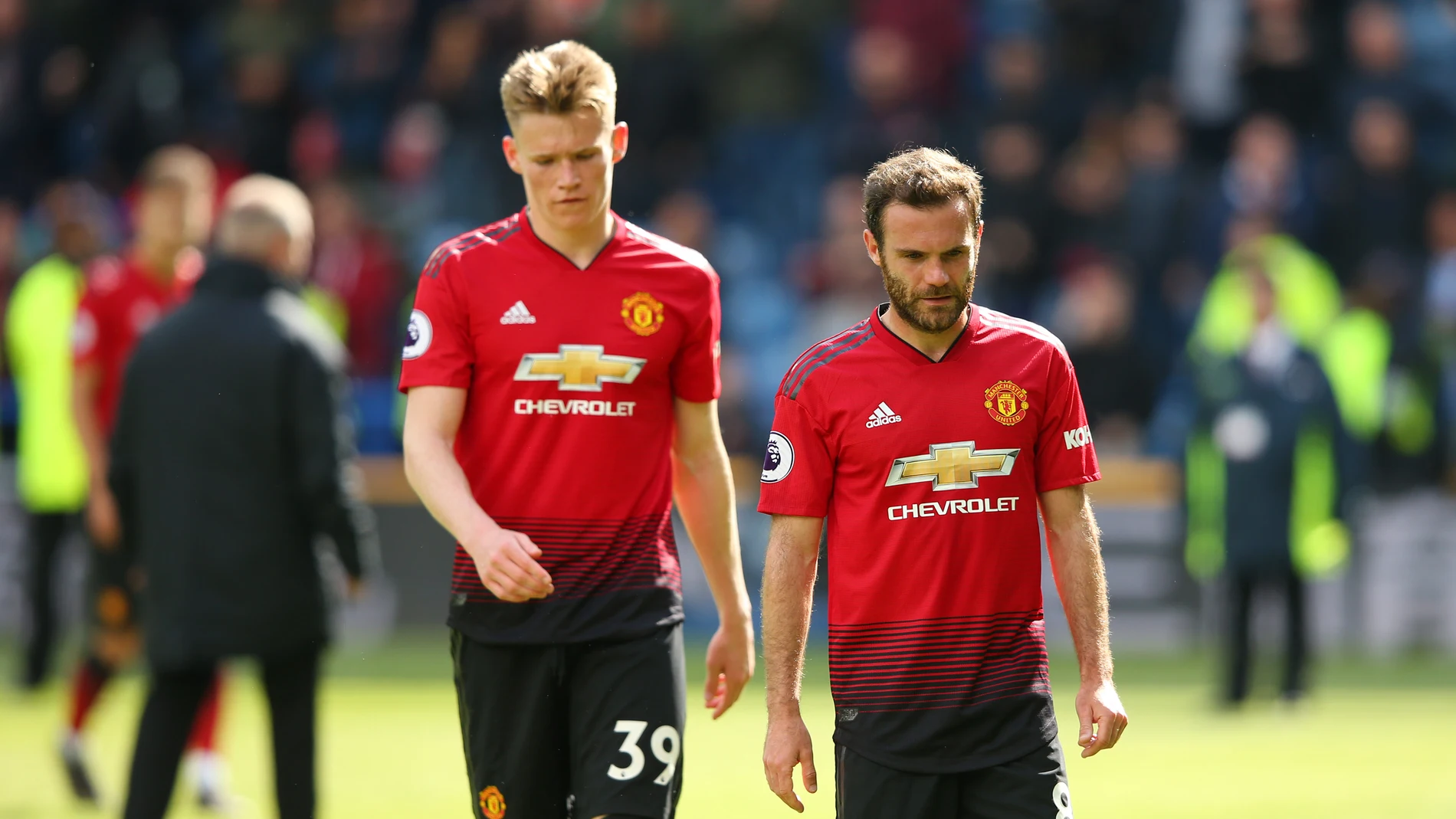 Mata y McTominay se retiran del campo cabizbajos Mata y McTominay se retiran del campo cabizbajos