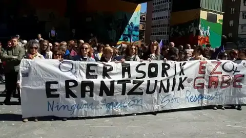 Concentración en Barakaldo en repulsa por la agresión denunciada por una menor Cientos de personas se concentran en Barakaldo en repulsa por la agresión denunciada por una menor
