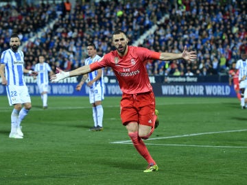 Karim Benzema celebra uno de sus goles con el Real Madrid