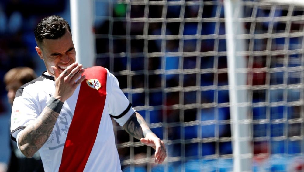 Raúl de Tomás se lamenta en un partido con el Rayo Vallecano