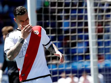 Raúl de Tomás se lamenta en un partido con el Rayo Vallecano Raúl de Tomás se lamenta en un partido con el Rayo Vallecano
