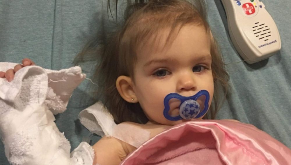 Callie June, una bebé de 18 meses enferma de cáncer