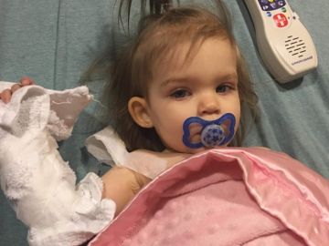Callie June, una bebé de 18 meses enferma de cáncer