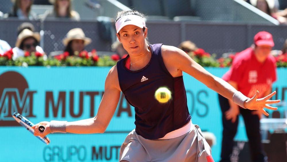 Garbiñe Muguruza devuelve una bola en un partido