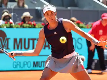 Garbiñe Muguruza devuelve una bola en un partido Garbiñe Muguruza devuelve una bola en un partido