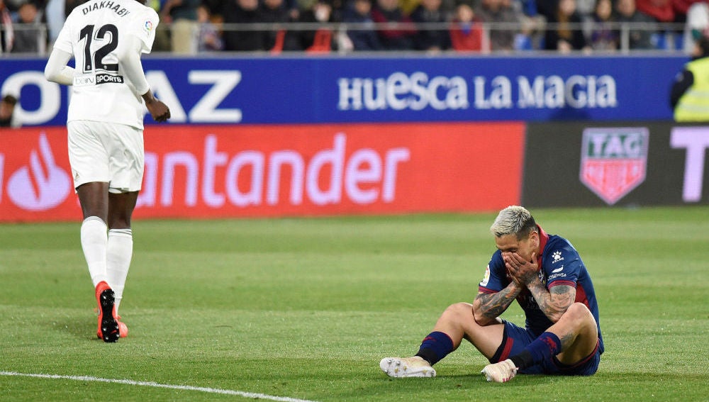 Chimy Ávila se lleva las manos a la cara en el partido contra el Valencia