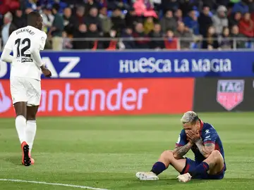 Chimy Ávila se lleva las manos a la cara en el partido contra el Valencia Chimy Ávila se lleva las manos a la cara en el partido contra el Valencia
