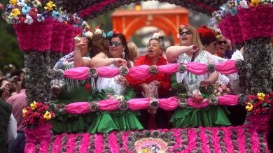 Catorce carrozas lanzan unos 90.000 claveles en la Batalla de las Flores de Córdoba