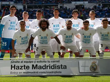 El Real Madrid posa con una camiseta de Casillas antes del inicio del partido ante el Villarreal El Real Madrid posa con una camiseta de Casillas antes del inicio del partido ante el Villarreal