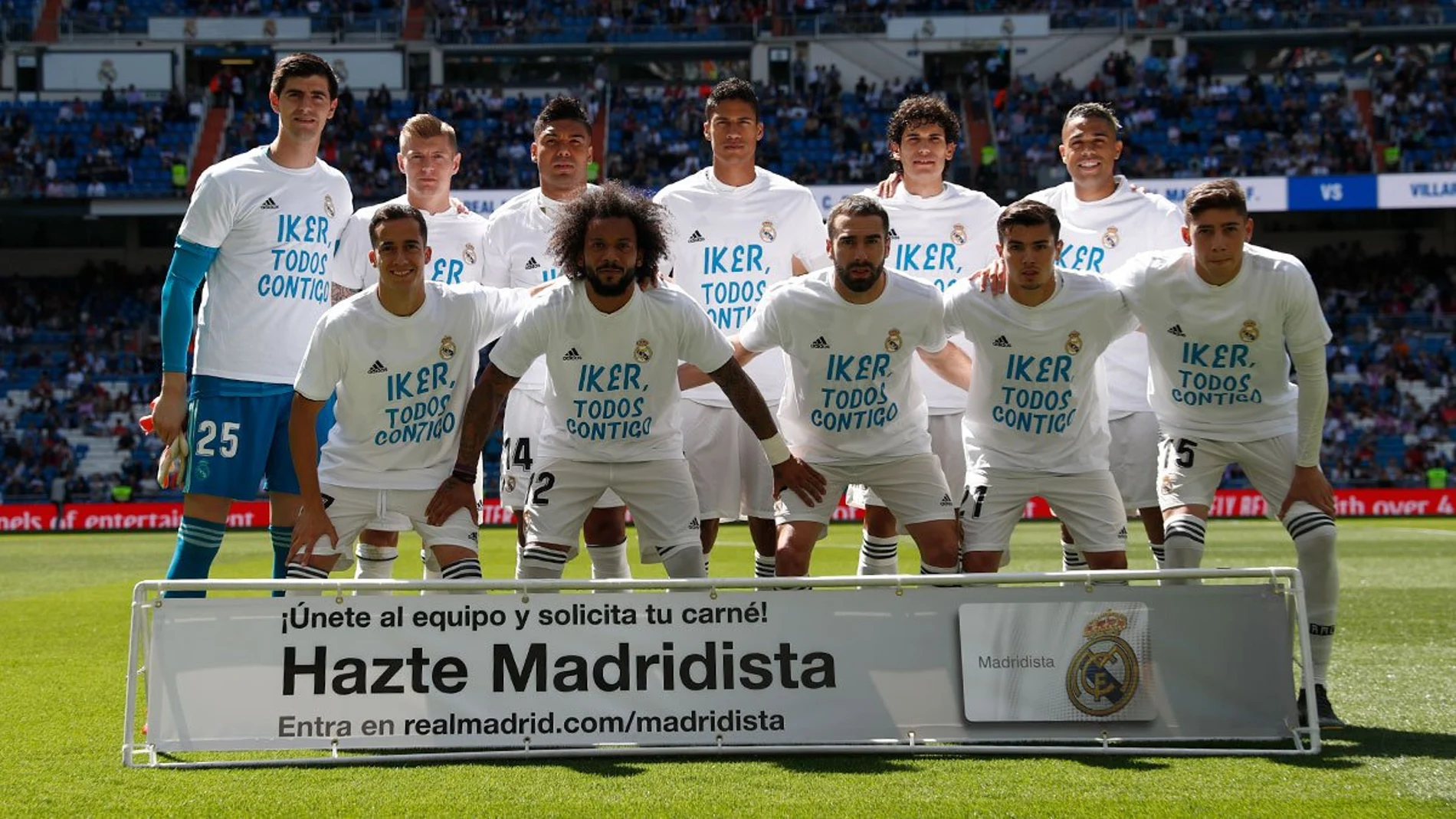 El Real Madrid posa con una camiseta de Casillas antes del inicio del partido ante el Villarreal El Real Madrid posa con una camiseta de Casillas antes del inicio del partido ante el Villarreal
