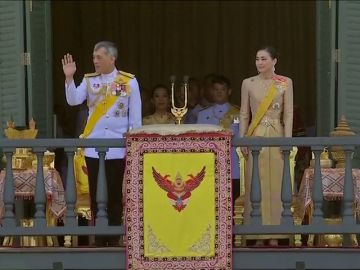 El rey de Tailandia saluda al pueblo junto a su nueva esposa desde el balcón del palacio