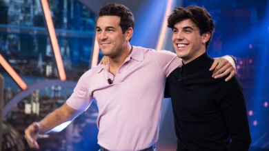 La sexy foto de Mario Casas y su hermano Óscar donde homenajean a uno de los grandes clásicos del cine