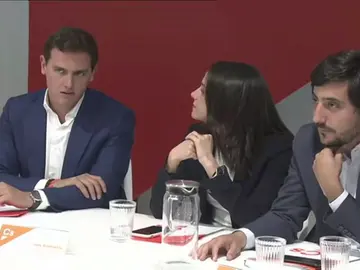 Ciudadanos: no se nos pasa por la cabeza dar alas a un gobierno de Pedro Sánchez. Ciudadanos: no se nos pasa por la cabeza dar alas a un gobierno de Pedro Sánchez.