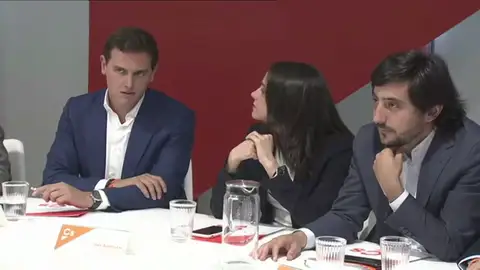 Ciudadanos: no se nos pasa por la cabeza dar alas a un gobierno de Pedro Sánchez. Ciudadanos: no se nos pasa por la cabeza dar alas a un gobierno de Pedro Sánchez.