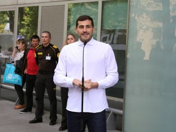 Casillas atiende a los medios en la salida del hospital