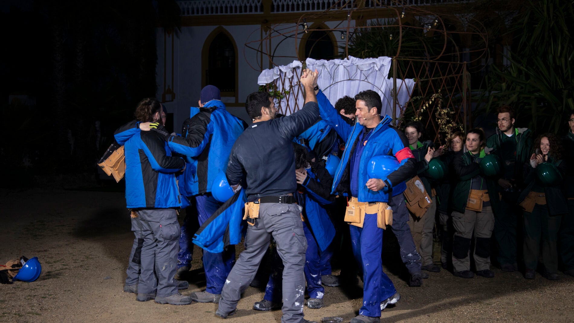 Euforia y saltos de alegr&iacute;a en el equipo azul tras ganar la prueba por equipos