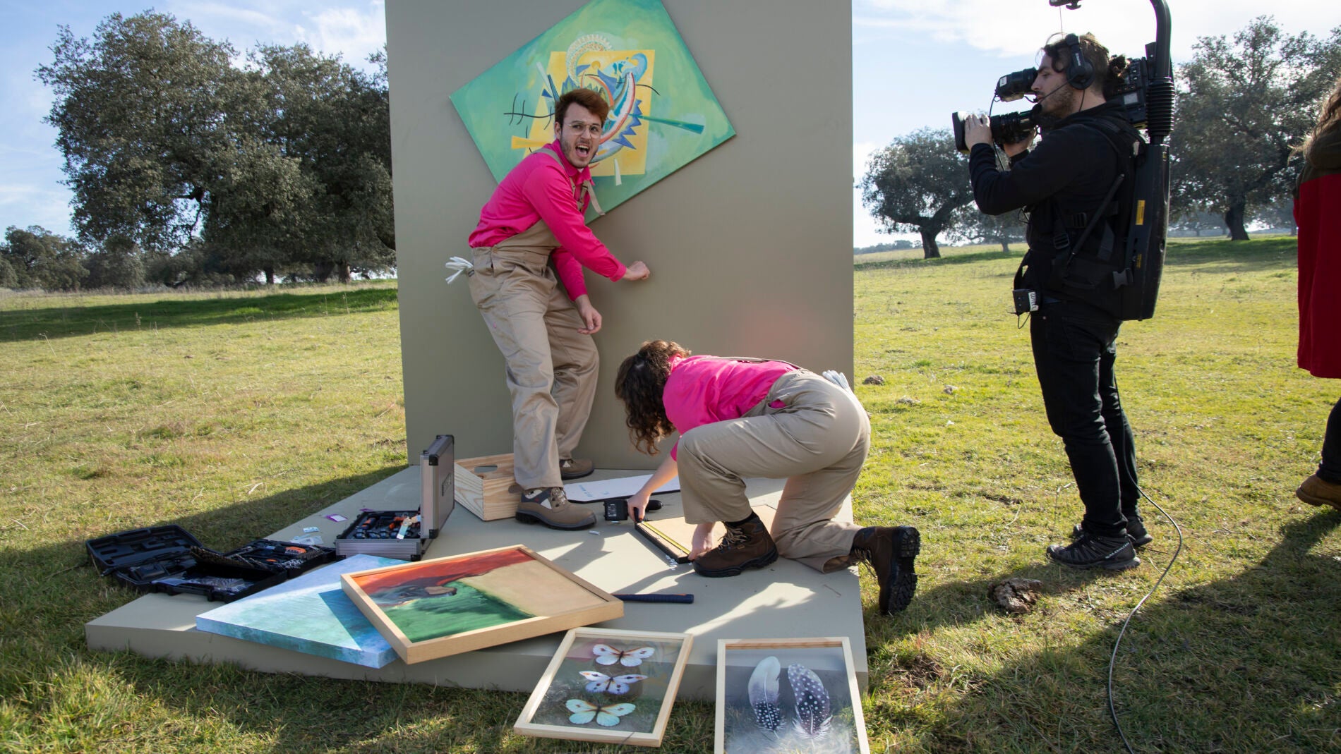 Los divertidos problemas de los peones para conseguir colgar un cuadro