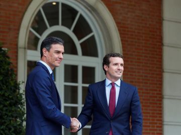 Fotografía de archivo de Pedro Sánchez con Pablo Casado en La Moncloa