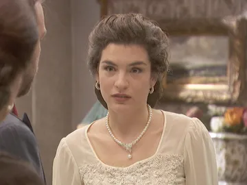 El generoso regalo de Mª Elena a un atónito Fernando El generoso regalo de Mª Elena a un atónito Fernando