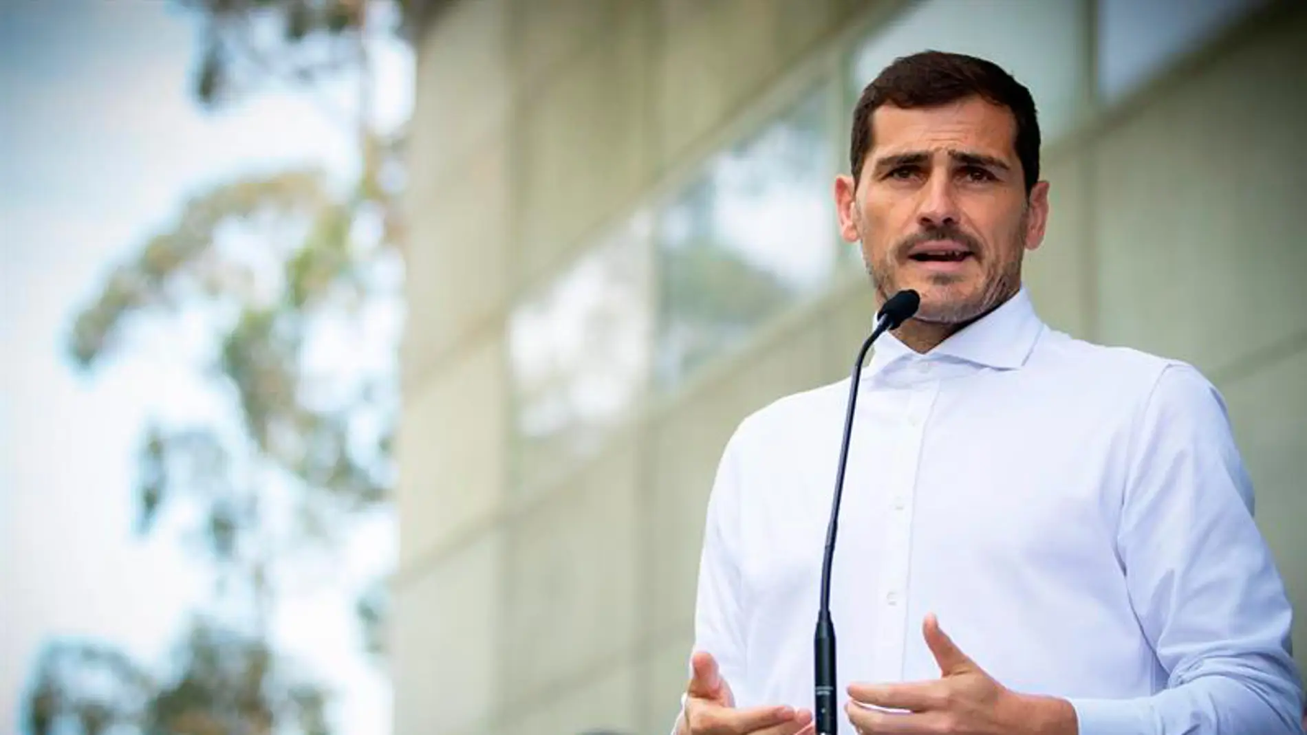 Casillas durante su comparecencia ante los medios a la salida del hospital